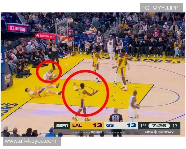 追梦精准传球布朗尼外线助攻库里高弧度三分球如虹命中