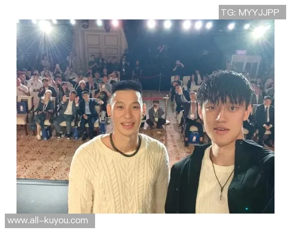 曾凡博与狄龙赛前激情致辞引发现场球迷热烈欢呼气氛高涨 曾凡博与狄龙赛前激情致辞引发现场球迷热烈欢呼气氛高涨